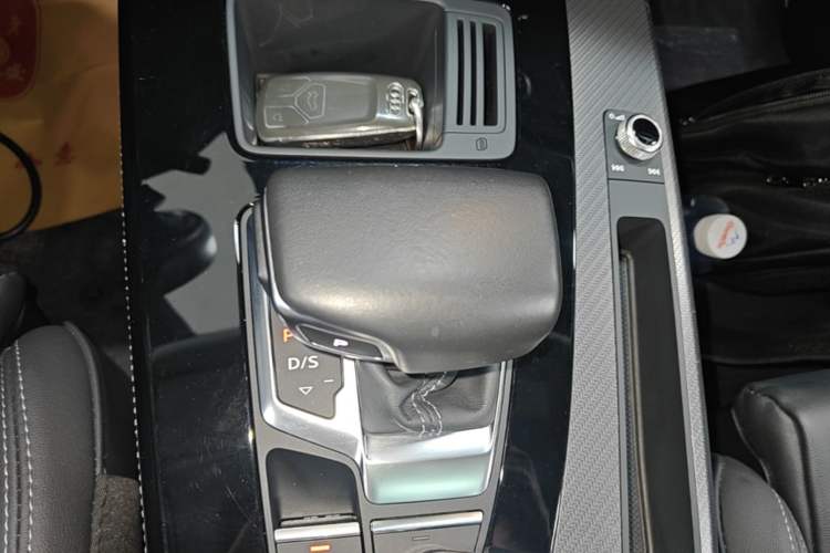 Used Audi Q5L 2022 40T Fashionable and Dynamic Model Gear Lever