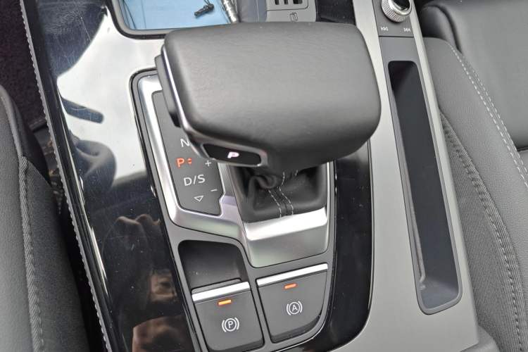 Used Audi Q5L 2022 40T Fashionable and Dynamic Model Gear Lever