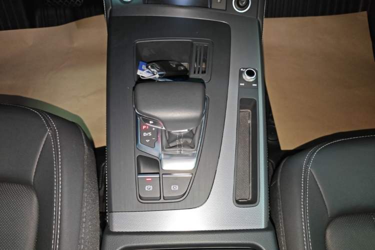 Used Audi Q5L 2022 40T Fashionable and Elegant Model Gear Lever