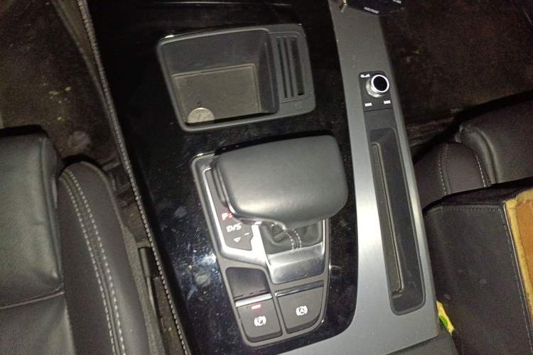 Used Audi Q5L 2022 40T Fashionable and Dynamic Model Gear Lever