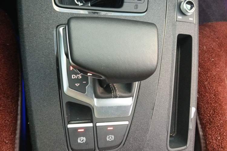 Used Audi Q5L 2022 40T Fashionable and Dynamic Model Gear Lever