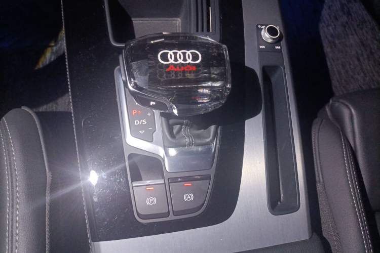 Used Audi Q5L 2022 40T Fashionable and Dynamic Model Gear Lever
