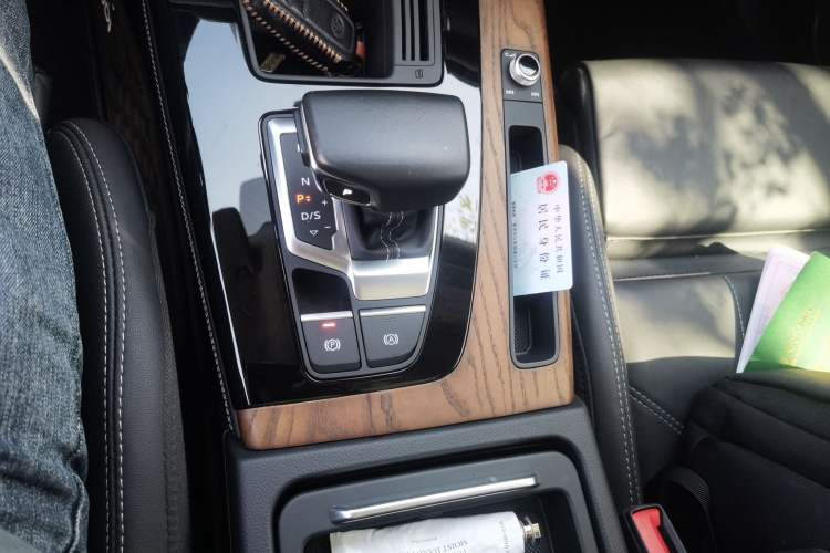 Used Audi Q5L 2022 40T Fashionable and Dynamic Model Gear Lever