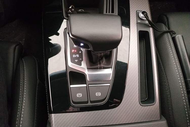 Used Audi Q5L 2022 Updated 40T Luxury Dynamic Edition Gear Lever