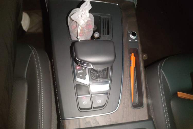 Used Audi Q5L 2022 40T Fashionable and Elegant Model Gear Lever