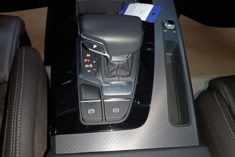 Used Audi Q5L 2022 40T Fashionable and Dynamic Model Gear Lever