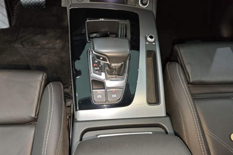 Used Audi Q5L 2022 40T Fashionable and Dynamic Model Gear Lever