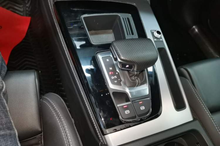 Used Audi Q5L 2022 40T Fashionable and Dynamic Model Gear Lever