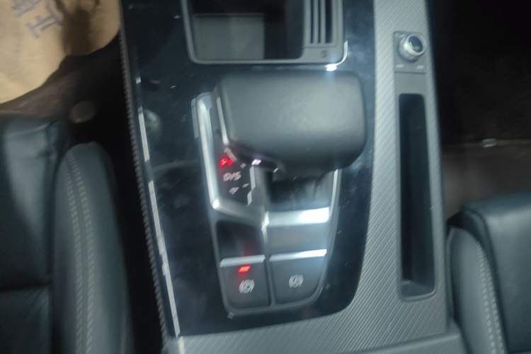 Used Audi Q5L 2022 40T Fashionable and Elegant Model Gear Lever