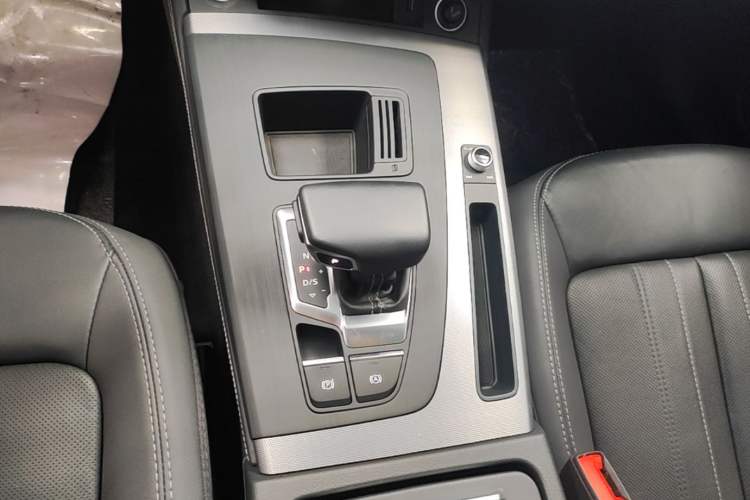 Used Audi Q5L 2022 40T Fashionable and Elegant Model Gear Lever