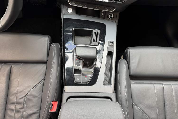 Used Audi Q5L 2022 40T Fashionable and Dynamic Model Gear Lever