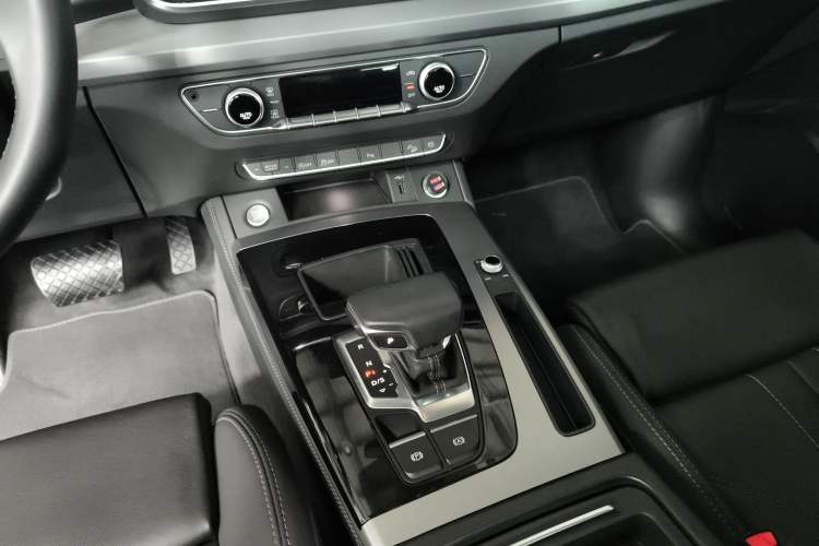 Used Audi Q5L 2022 40T Fashionable and Dynamic Model Gear Lever