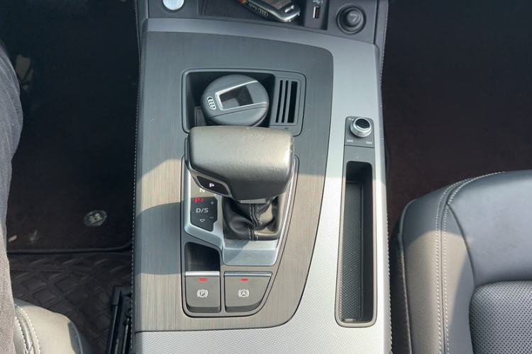 Used Audi Q5L 2022 40T Fashionable and Elegant Model Gear Lever