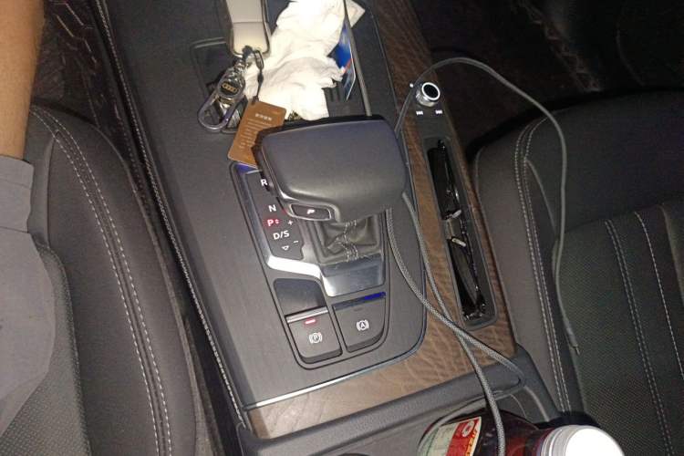 Used Audi Q5L 2022 40T Fashionable and Elegant Model Gear Lever