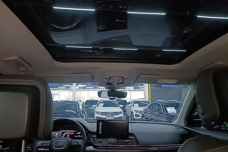 Used Audi Q5L 2022 40T Fashionable and Dynamic Model Headliner