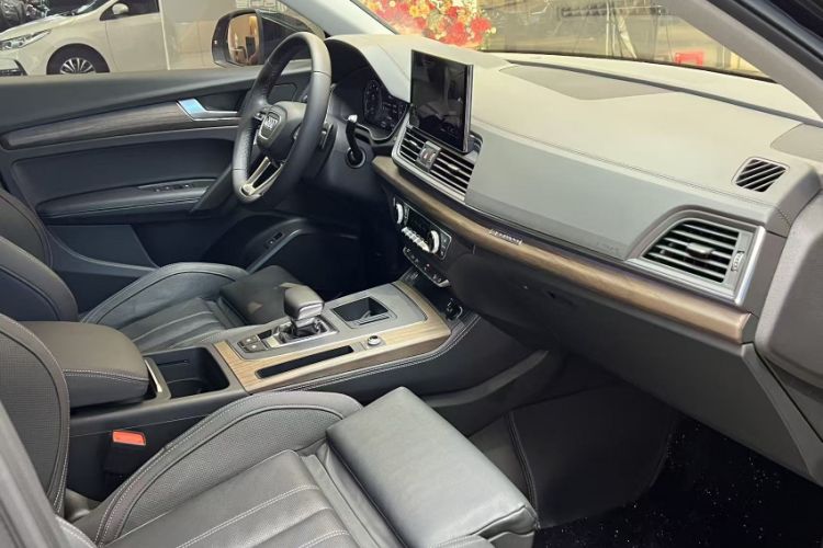 Used Audi Q5L 2022 40T Fashionable and Elegant Model Interior 4