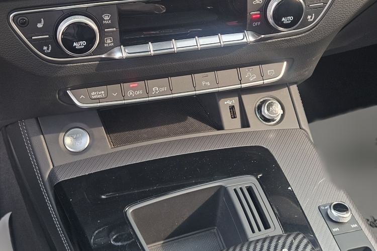 Used Audi Q5L 2022 40T Fashionable and Dynamic Model Interior 5