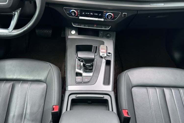 Used Audi Q5L 2022 40T Fashionable and Elegant Model Interior 5