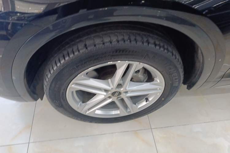 Used Audi Q5L 2022 40T Fashionable and Elegant Model Left Front Wheel Hub