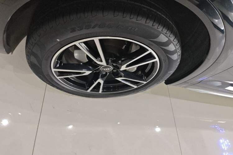 Used Audi Q5L 2022 40T Fashionable and Dynamic Model Left Front Wheel Hub