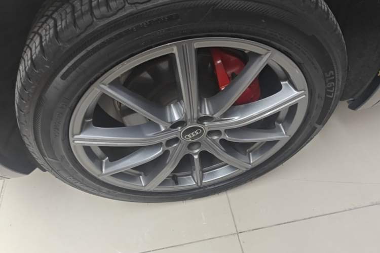 Used Audi Q5L 2022 40T Fashionable and Dynamic Model Left Front Wheel Hub