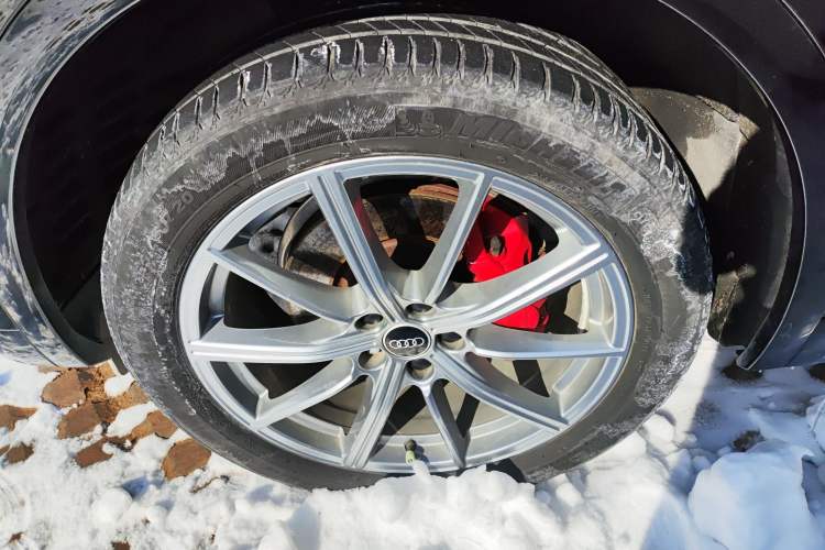 Used Audi Q5L 2022 40T Fashionable and Dynamic Model Left Front Wheel Hub