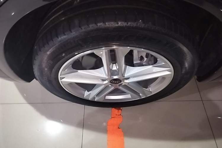 Used Audi Q5L 2022 40T Fashionable and Elegant Model Left Front Wheel Hub
