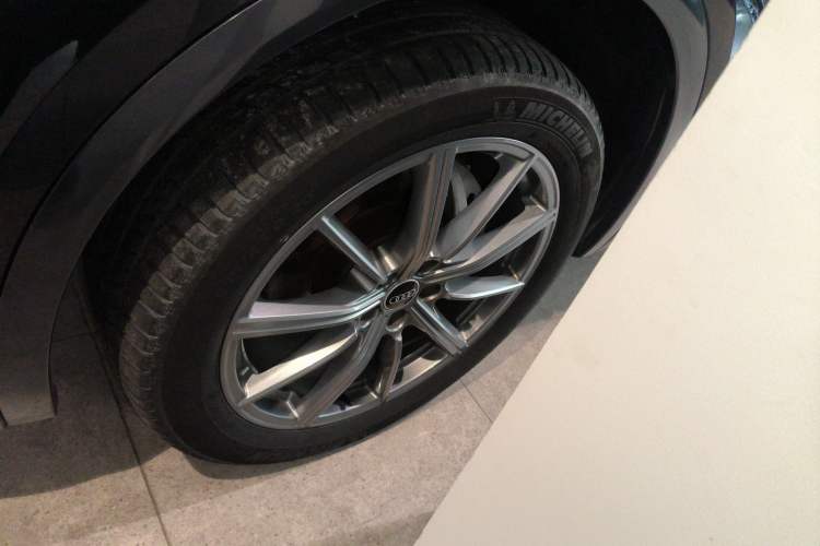 Used Audi Q5L 2022 40T Luxury Elegant Model Left Front Wheel Hub