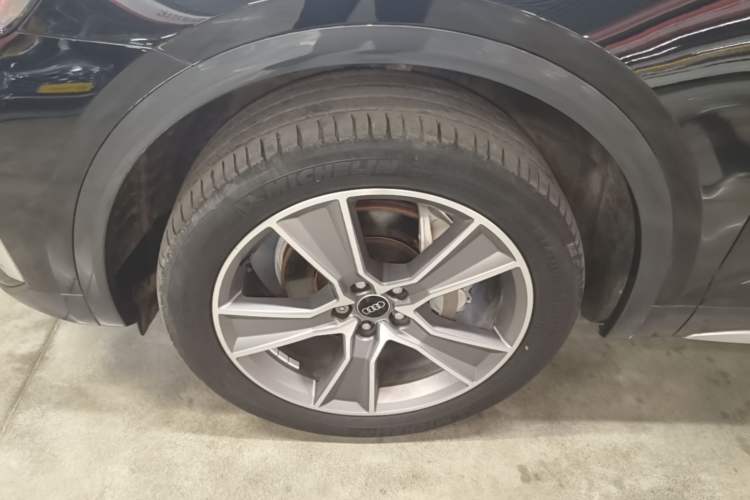 Used Audi Q5L 2022 40T Fashionable and Elegant Model Left Front Wheel Hub