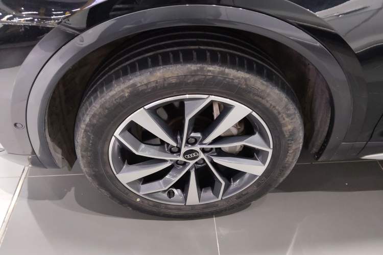 Used Audi Q5L 2022 Updated Version 40T Luxury Elegant Edition Left Front Wheel Hub