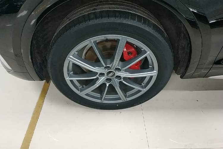 Used Audi Q5L 2022 Updated 45T Luxury Dynamic Version Left Front Wheel Hub