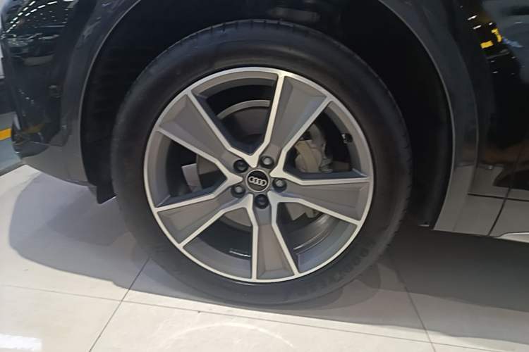 Used Audi Q5L 2022 45T Luxury Elegant Model Left Front Wheel Hub