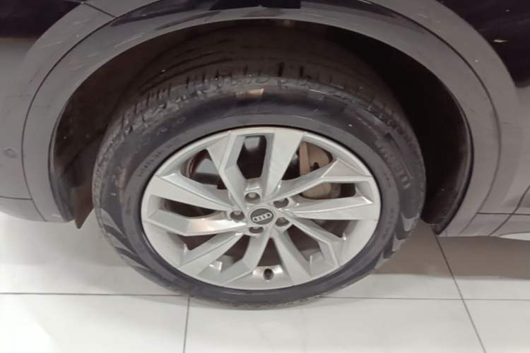 Used Audi Q5L 2022 40T Fashionable and Dynamic Model Left Front Wheel Hub