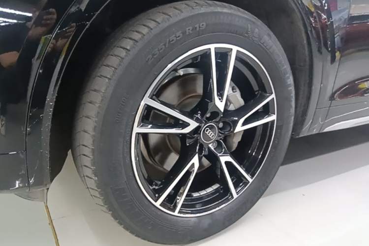 Used Audi Q5L 2022 40T Fashionable and Dynamic Model Left Front Wheel Hub
