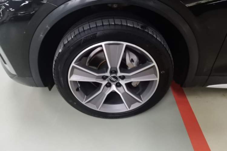 Used Audi Q5L 2022 40T Fashionable and Elegant Model Left Front Wheel Hub
