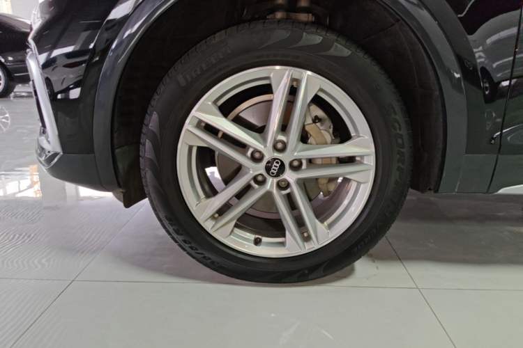 Used Audi Q5L 2022 40T Fashionable and Elegant Model Left Front Wheel Hub