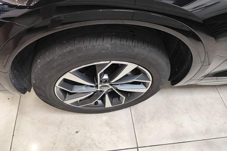 Used Audi Q5L 2022 40T Fashionable and Dynamic Model Left Front Wheel Hub