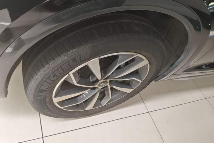 Used Audi Q5L 2022 Updated Version 40T Luxury Elegant Edition Left Front Wheel Hub