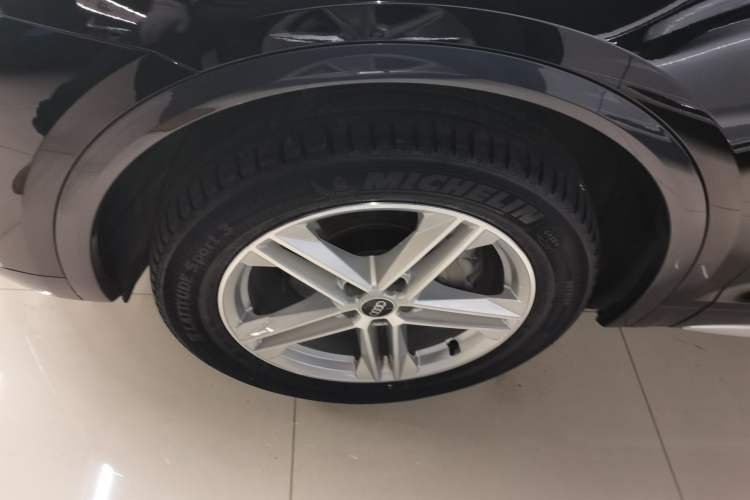 Used Audi Q5L 2022 40T Fashionable and Elegant Model Left Front Wheel Hub
