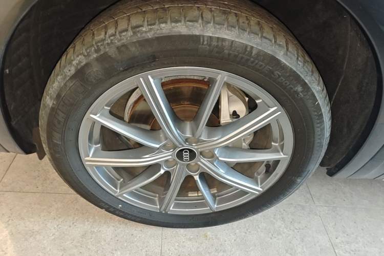 Used Audi Q5L 2022 40T Luxury Elegant Model Left Front Wheel Hub