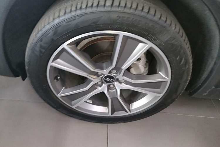 Used Audi Q5L 2022 Updated Version 45T Luxury Prestige Edition Left Front Wheel Hub