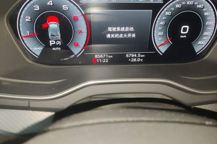 Used Audi Q5L 2022 40T Luxury Dynamic Model Odometer Close Up