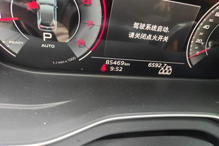Used Audi Q5L 2022 40T Luxury Dynamic Model Odometer Close Up