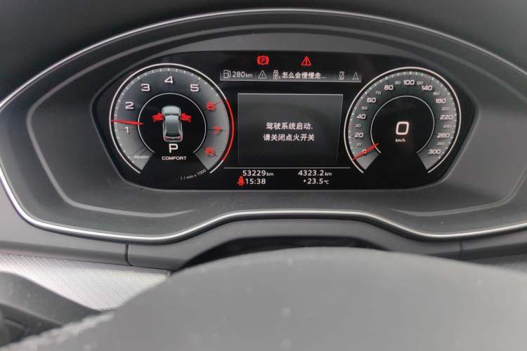 Used Audi Q5L 2022 40T Luxury Dynamic Model Odometer Close Up