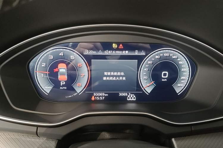 Used Audi Q5L 2022 40T Luxury Dynamic Model Odometer Close Up