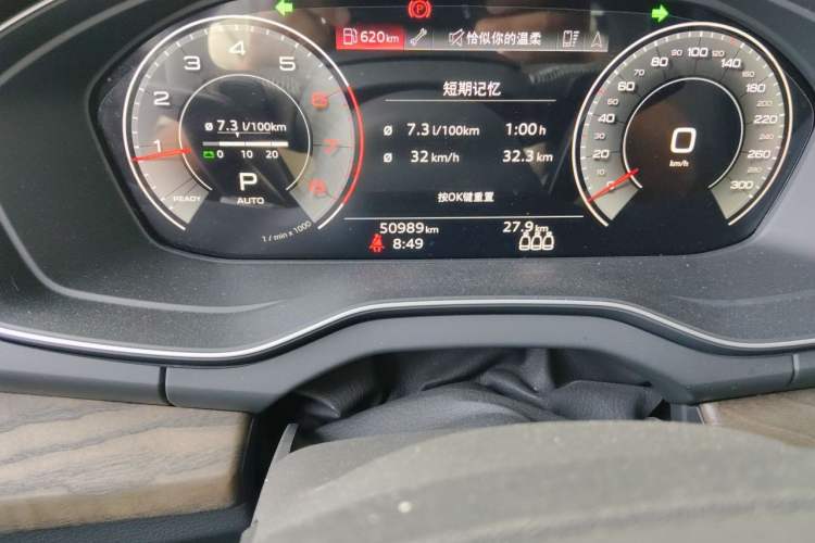 Used Audi Q5L 2022 40T Luxury Elegant Model Odometer Close Up