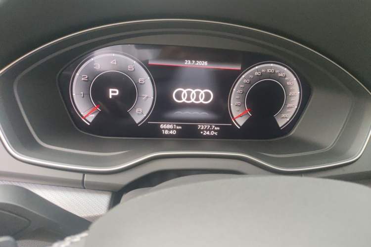 Used Audi Q5L 2022 Updated 40T Luxury Dynamic Edition Odometer Close Up