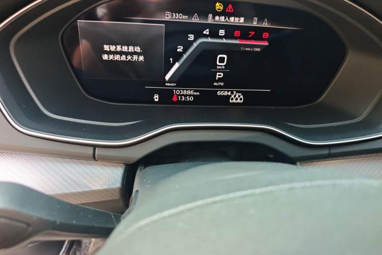Used Audi Q5L 2022 40T Luxury Dynamic Model Odometer Close Up