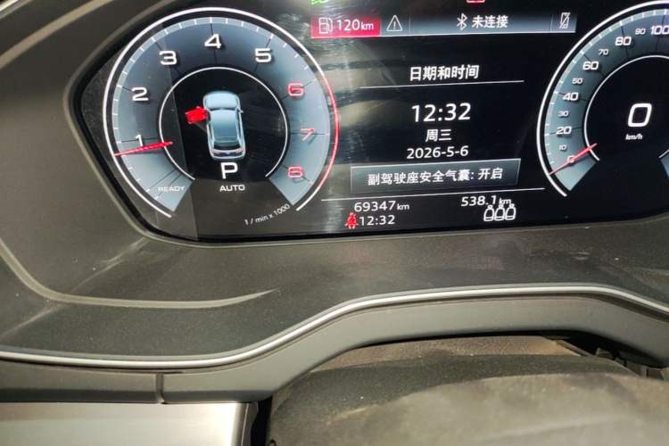 Used Audi Q5L 2022 40T Fashionable and Dynamic Model Odometer Close Up