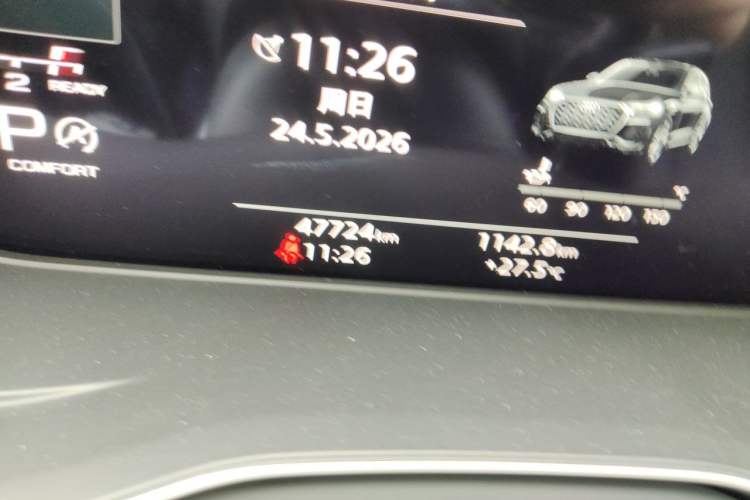 Used Audi Q5L 2022 40T Luxury Elegant Model Odometer Close Up